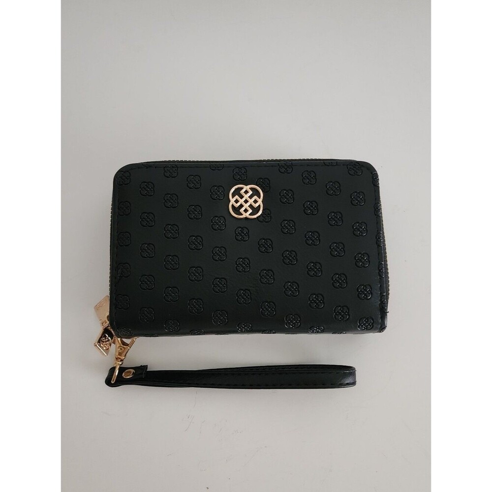 Daisy Fuentes Single Zip Black Wristlet Wallet